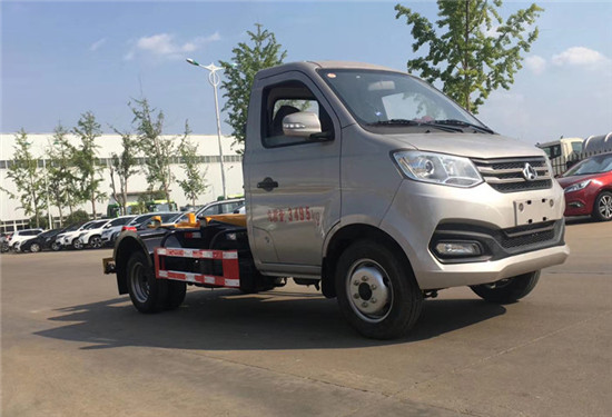 國六長(cháng)安鉤臂垃圾車(chē)（3方）