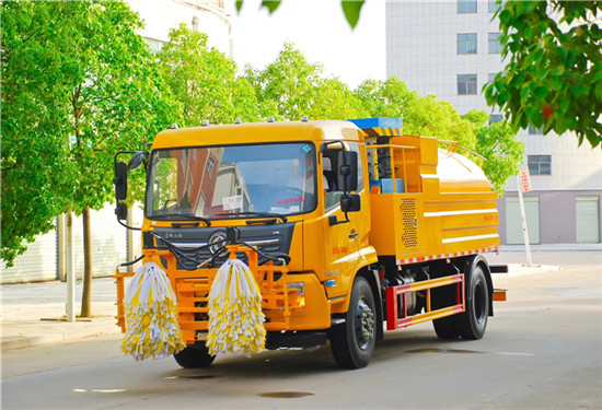東風(fēng)天錦護欄清洗車(chē)帶高壓路面清清功能