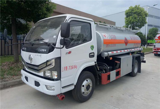 國六小多利卡4.5方加油車(chē)